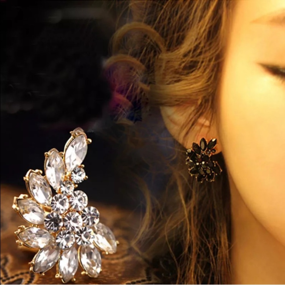 NWT SILVER FLOWER STUD EARRINGS